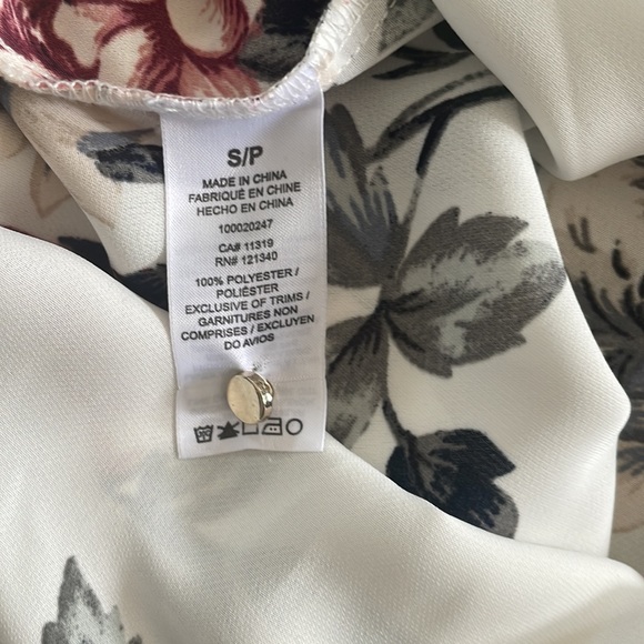 Dynamite floral blouse. - Picture 5 of 5